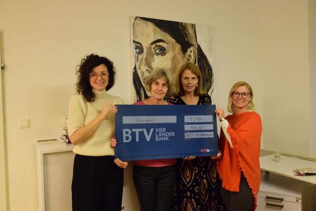Im Bild: Julia Schratz (Verein „lilawohnt"), Ursula Bayer, Barbara Fritz und Carmen Kronawettleitner (ZONTA Club Innsbruck 1) | Foto: ZONTA Club Innsbruck 1