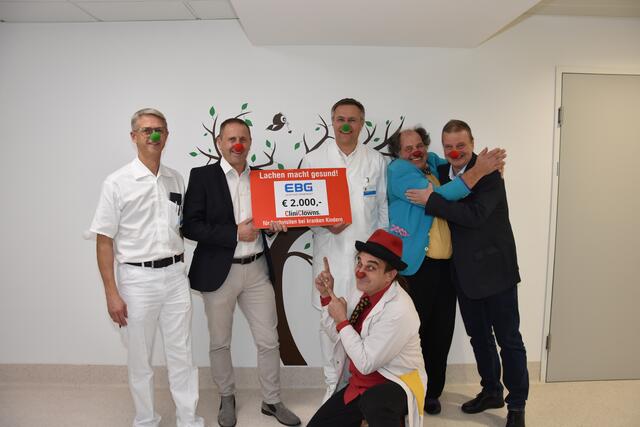 EBG-Niederlassungsleitung Ludwig Piereder und Projektleiter Franz Zeilinger übergaben den Scheck an zwei fröhliche CliniClowns. | Foto: EBG Ried
