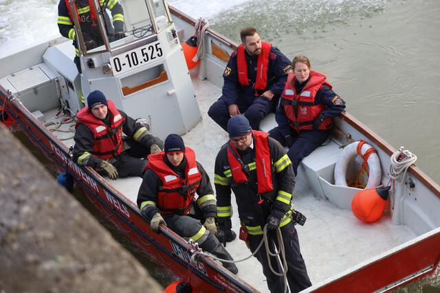 Große Suchaktion zu Land und Wasser: Nach einem vermeintlichen Unfall wurde nach einer Person im Bereich der Traun auf der Seite von Wels gesucht. | Foto: laumat.at