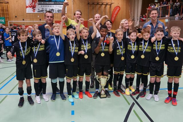 Die SPG Westliches Mittelgebirge jubelt über den U12-Pokal beim 37. int. Generali Union Innsbruck Nachwuchscup 2022 gemeinsam mit Herbert Lener (r.), Hannes Anzengruber, Olivia Tschon und Oliver Freudenschuß. | Foto: Union