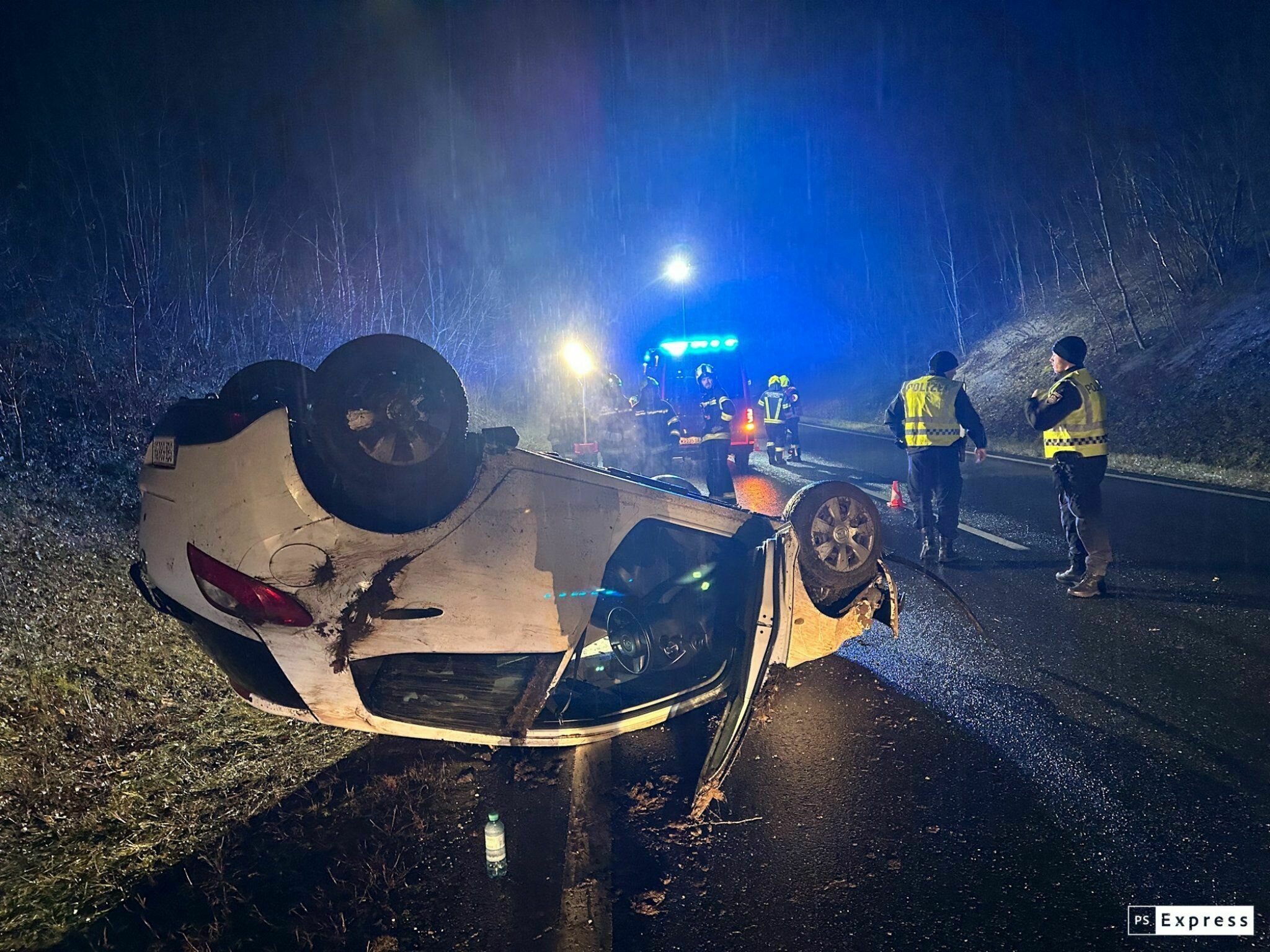 Feuerwehr im Einsatz: Fahrzeug auf der B 309 überschlagen, Fahrer ...