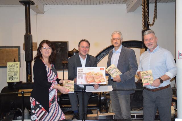 Museum Traiskirchen Chefin Karin Neschi-Rektorik, Bgm. Andreas Babler, Autor Peter Glanninger und Gemeinderat Robert Eichinger (Ausschussvorsitzender Kunstinitiativen &amp; Stadthistorik) bei der Präsentation des neuen Museums-Guides | Foto: Katrin Pirzl