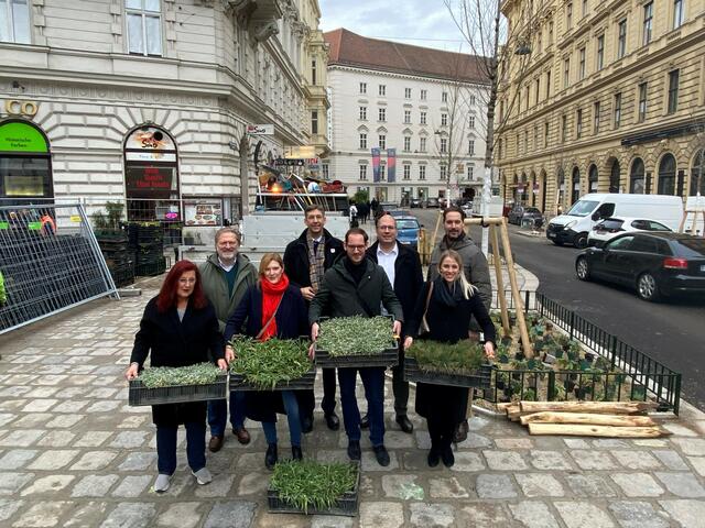 Die neue Klima-Arbeitsgruppe, darunter ÖVP-Bezirkschef Markus Figl (4.v.l.), traf sich in der Schwarzenbergstraße. Hier wird gerade ein neues Begrünungsprojekt realisiert. | Foto: BV1