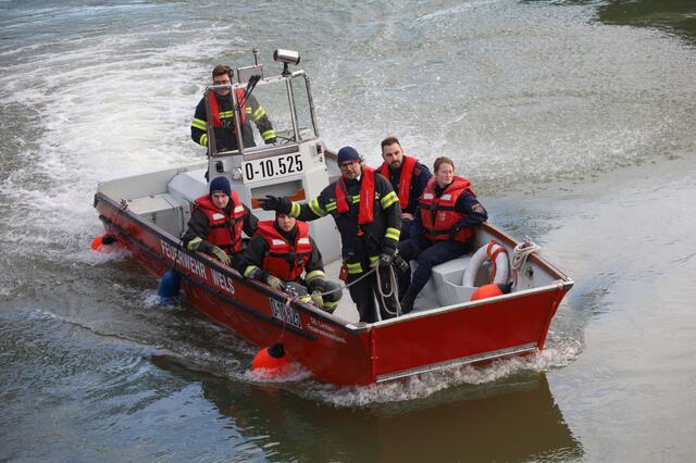 Große Suchaktion zu Land und Wasser: Nach einem vermeintlichen Unfall wurde nach einer Person im Bereich der Traun auf der Seite von Wels gesucht. | Foto: laumat.at