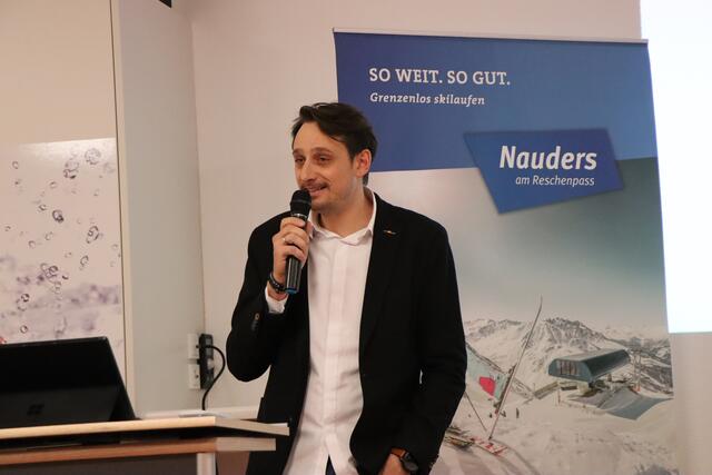 Manuel Baldauf erklärt den Anschluss an die KLAR! Regionen.