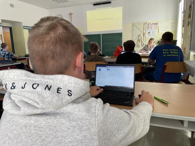 Florian Diry, 13, hat seinen Laptop nun immer dabei. | Foto: Michaela Müller