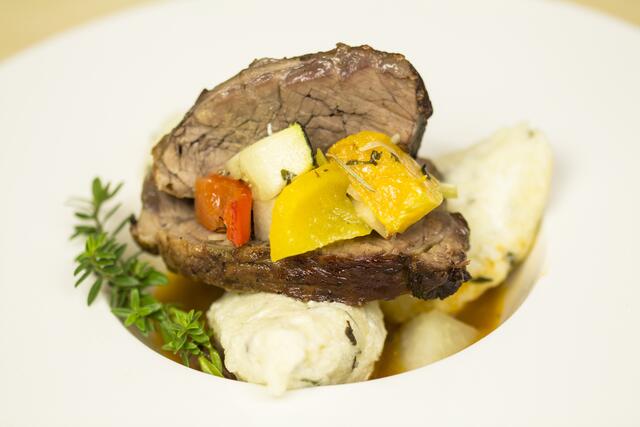 Das perfekte Weihnachtsmenü, einfach Nachzukochen: Rinder-Mostbratl in Wurzelsauce mit Rotkraut und Leinölerdäpfel. 