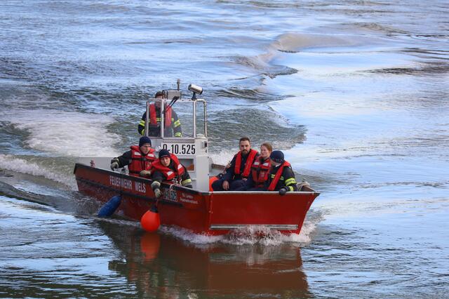 Große Suchaktion zu Land und Wasser: Nach einem vermeintlichen Unfall wurde nach einer Person im Bereich der Traun auf der Seite von Wels gesucht. | Foto: laumat.at