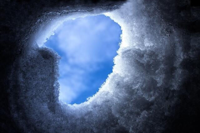 Während man verschüttet wird, sollte man, soweit man die Nerven hat, versuchen sich an der Oberfläche zu halten. | Foto: Pixabay/stux (Symbolbild)