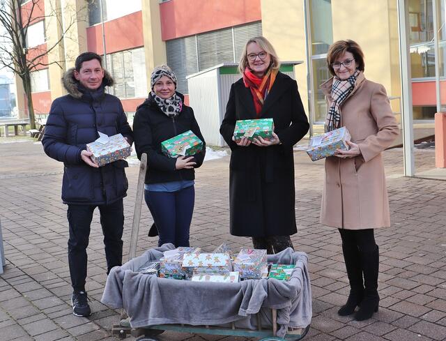Für den Elternverein übergaben Alexander und Katharina Meyer die Geschenke für alle Schulklassen an Andrea Wagner und Gertrud Hohenegger. | Foto: Edith Ertl