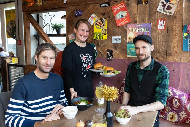 Im Pop Up im Streets berichtet Alexander Kollreider (l.), wie es dazu gekommen ist, dass er seinen Job auf der TU Graz kündigte und sich gemeinsam mit einem Partner im Bereich Robotik für Reha-Kliniken selbstständig machte. | Foto: Jorj Konstantinov