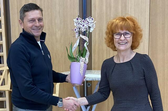 Direktor-Stellvertreter Erwin Steglehner verabschiedet Waltraud Daniel in den wohlverdienten Ruhestand. | Foto: MS Königswiesen