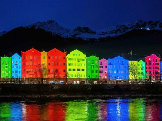 Das Fassadenmapping sorgt für viele Farbspiele. | Foto: Innsbruck Tourismus