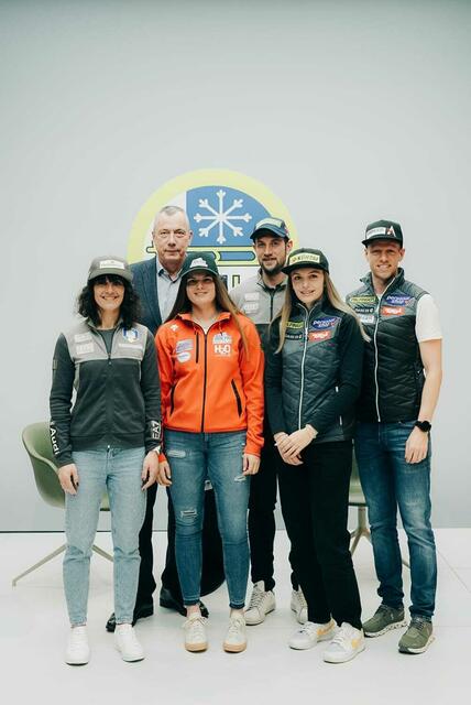 FIL-Präs. Einars Fogelis mit den FavoritInnen: Evenlin Lanthaler, Lisa Walch, Patrick Pigneter, Riccarda Ruetz und Michael Scheikl (v.l.n.r.) | Foto: Florian Scheible