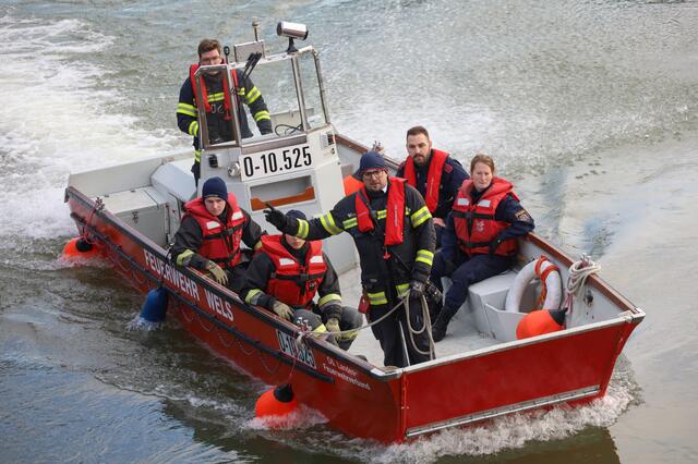 Große Suchaktion zu Land und Wasser: Nach einem vermeintlichen Unfall wurde nach einer Person im Bereich der Traun auf der Seite von Wels gesucht. | Foto: laumat.at