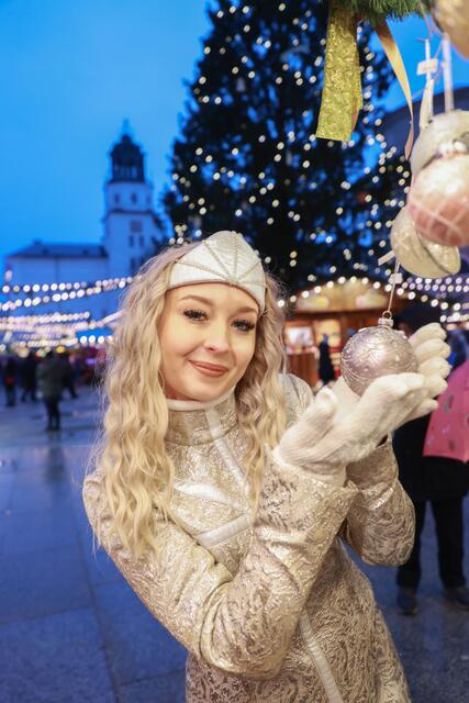 Das "Christkind" Nina Daglinger auf dem Salzburger Christkindlmarkt.  | Foto: Franz Neumayr