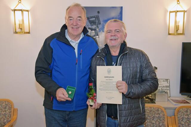 Vereinsobmann Leo Lindebner (links) überreicht dem langjährigen Anningerhaus-Pächter Walter Maresch die Dankesurkunde und Ehrengaben. | Foto: Bernhard Garaus