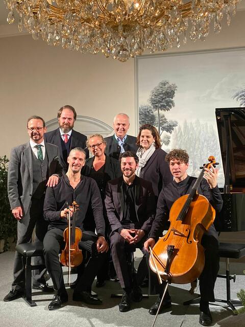 sitzend: Johannes Fleischmann – Violine, Konstantin Manaev – Violoncello und Philipp Scheucher, Klavier / stehend:  Michael Linsbauer (künstlerische Leitung), Johannes Waldburg-Zeil (Schlossherr Schloss Rohrau), Ing. Gabriele Preisinger, MA  (Geschäftsführerin Römerland-Carnuntum), Ing. Franz Glock (Bürgermeister Göttlesbrunn-Arbesthal), Daniela Koller (Obfrau Römerland-Carnuntum) v.l.n.r.  | Foto: Haydnregion Niederösterreich