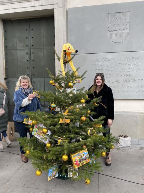 Die Lebenshilfe Vorarlberg lud am 17.12. zur traditio-
nellen Christbaumversteigerung nach Dornbirn ein. | Foto: Lebenshilfe Vorarlberg