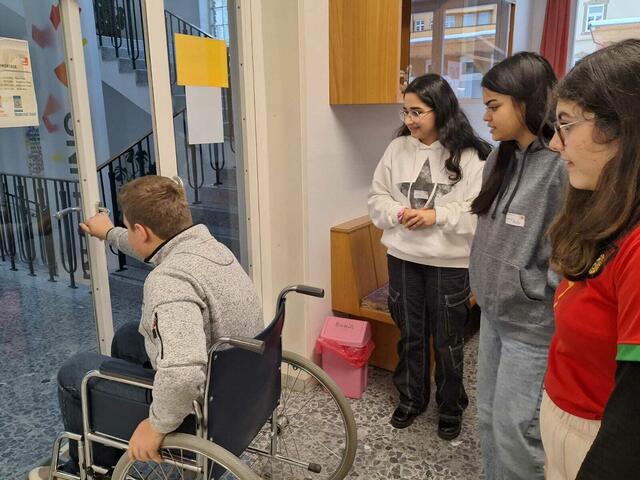 Die Mittelschule Zams-Schönwies war zum Besuch an der ORG in Zams und lernte Dinge über Menschen mit Behinderung kennen. | Foto: ORG Zams
