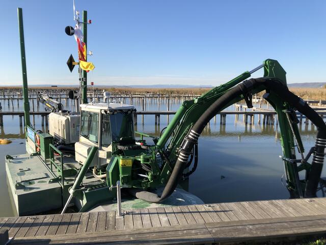 Die Entschlammungsbagger bei der Arbeit in Breitenbrunn.  | Foto: Stefan Schneider