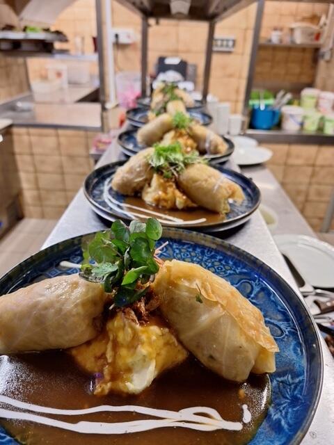 Sauerkrautrouladen können auch ohne tierische Produkte sehr lecker sein! | Foto: Till/Stiftskeller Team