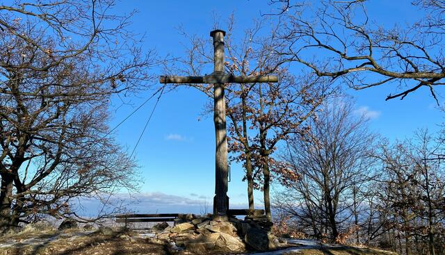 Waxenberg-Gipfelkreuz auf 500 m Seehöhe