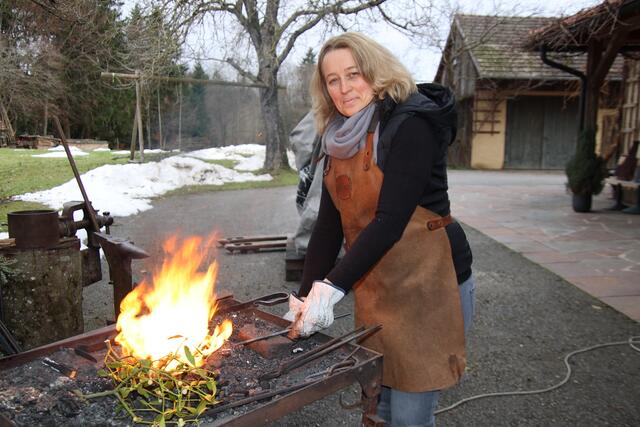 Naturschmiedin Monika Kaiser lässt sich bei der Arbeit über die Schulter blicken.