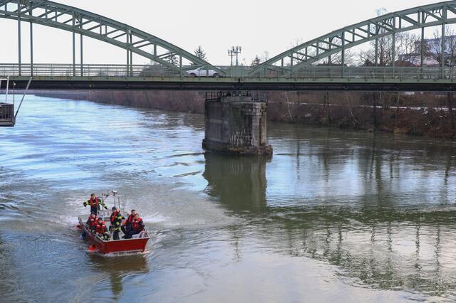 Große Suchaktion zu Land und Wasser: Nach einem vermeintlichen Unfall wurde nach einer Person im Bereich der Traun auf der Seite von Wels gesucht. | Foto: laumat.at