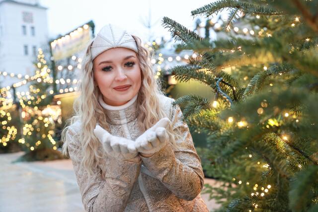 Das "Christkind" Nina Daglinger auf dem Salzburger Christkindlmarkt.  | Foto: Franz Neumayr