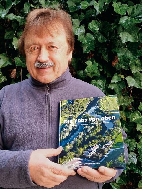 Professor Franz X. Bogner mit seinem neuen Buch über die Ybbs | Foto: privat