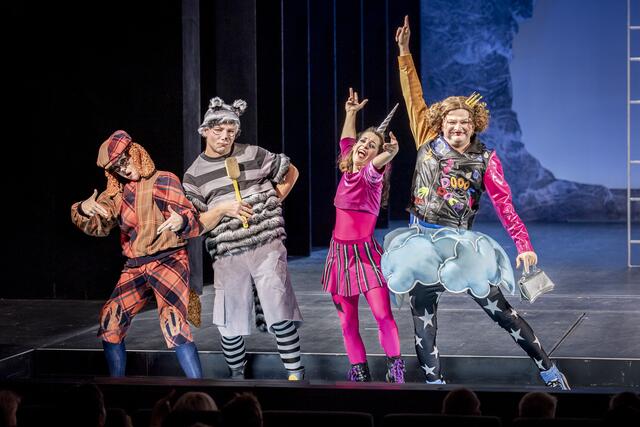 MIt dem NaHund (Sara Nunius), dem WASbär (Stefan Riedl) und der KönigsDOCHter (re, Hans Danner) findet das pinke NEINhorn (Juliana Haider) schließlich doch noch ebenbürtige Gefährt:innen. 
 | Foto: Birgit Gufler