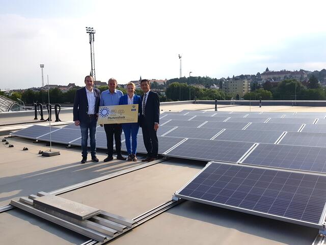 2019 wurde in Hollabrunn am Dach des neuen Kindergartens eine 50 kWp Photovoltaik Anlage in Betrieb genommen. Weitere gibt es am Stadtsaal (30 kW), Kläranlage (50 kW), Stadtwerke (3,5 kW und weitere 80 kW). | Foto: Foto: Pfaffeneder