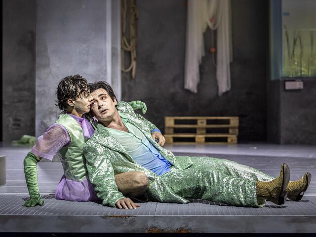 Anne Mulleners‘ metaphernreiche Inszenierung von Shakespeares Komödie "Was ihr wollt" in den Kammerspielen besticht nicht zuletzt durch berauschend schöne Szenenbilder (Bühne: Vibeke Andersen, Kostüme: Chani Lehmann).  Hier im Bild: der frischgebackene Nestroy-Preisträger in der Kategorie "Bester Nachwuchs" Tommy Fischnaller-Wachtler als Viola und Pasquale di Filippo als Orsino.

 | Foto: Birgit Gufler