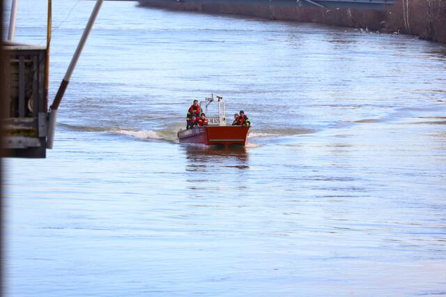 Große Suchaktion zu Land und Wasser: Nach einem vermeintlichen Unfall wurde nach einer Person im Bereich der Traun auf der Seite von Wels gesucht. | Foto: laumat.at