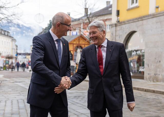 Tirols Landeshauptmann Anton Mattle gemeinsam mit seinen Amtskollegen aus Kärnten, LH Peter Kaiser. | Foto: © Land Tirol/EXPA/Groder
