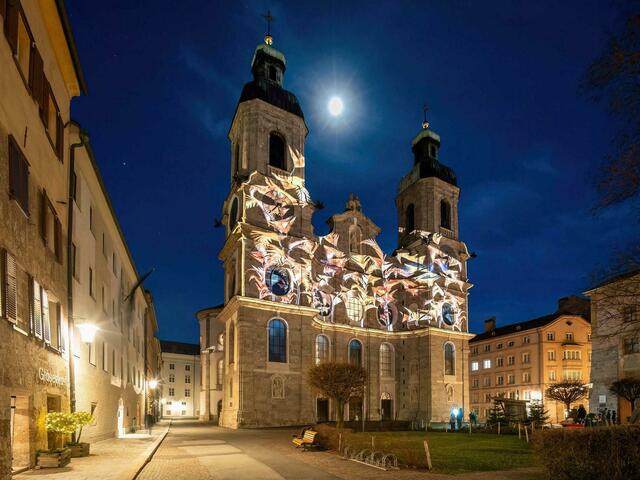Die Hofburg, die Hofkirche, der Dom zu St. Jakob sowie die berühmte Häuserzeile in Mariahilf werden von 29.12.2023 bis 6.1.2024 jeweils ab 17 Uhr zur Kulisse für Bild- und Klangwelten mittels 3D-Fassadenmapping.  | Foto: Innsbruck Tourismus