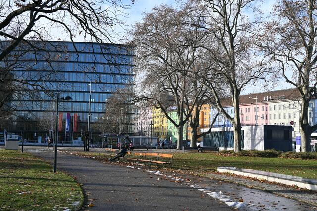 Der Schweizergarten und neue Bürogebäude auf der gegenüberliegenden Seite des Gürtels