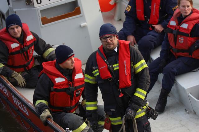 Große Suchaktion zu Land und Wasser: Nach einem vermeintlichen Unfall wurde nach einer Person im Bereich der Traun auf der Seite von Wels gesucht. | Foto: laumat.at