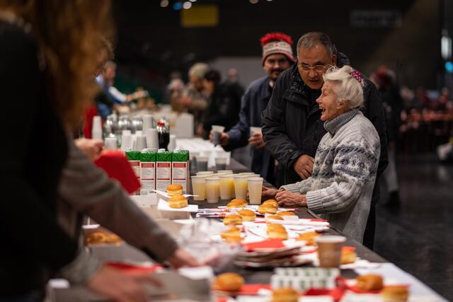 Neben einer kostenlosen warmen Mahlzeit und Getränken erhielten tausende Besucher auch Geschenkesäckchen mit Nahrungsmitteln, Kleidung und Hygieneprodukten. | Foto: M. Nachtschatt