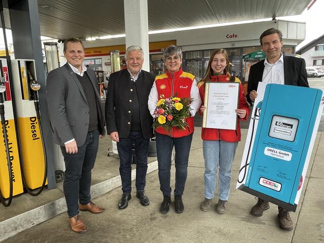 Ehrung mit Urkunde und Blumen (v.l.): Martin Heidinger (WKO Regionalstelle Südsteiermark), Fachgruppenobmann Harald Pfleger, Astrid und Antonia Orell und Fachgruppen-GF Oliver Käfer  | Foto: Waltraud Fischer