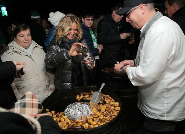 Klassiker wie Punsch, Glühwein, Bratkartoffeln, Suppe im Brotteig oder Maroni werden am Weihnachtsmarkt im Allianz Stadion geboten. | Foto: GEPA pictures