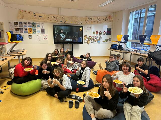 Um die Schüler:innen angemessen auf Weihnachten einzustimmen, wurde der Film „The Christmas Chronicles“ in Originalfassung geschaut.  | Foto: Sport/Mittelschule St. Valentin/Schubertviertel