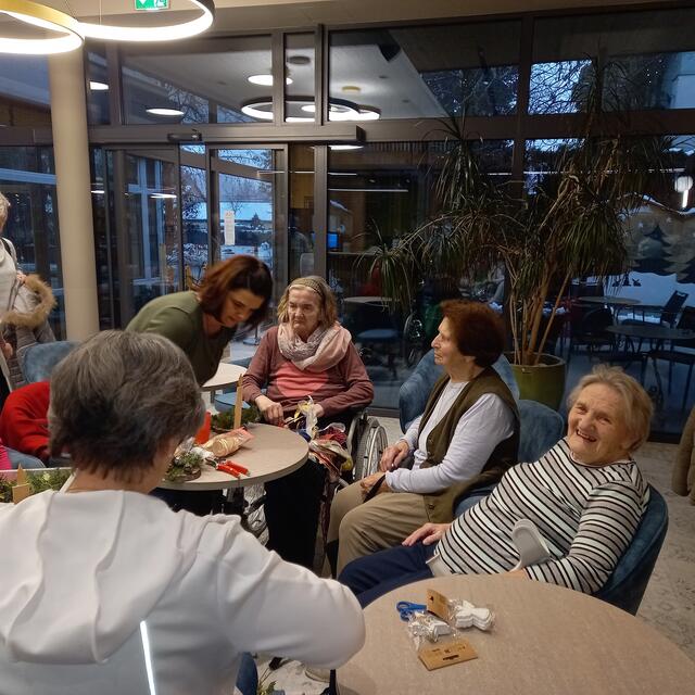Spaß beim gemeinsamen Weihnachtsbasteln | Foto: Birgit Lichtenberger