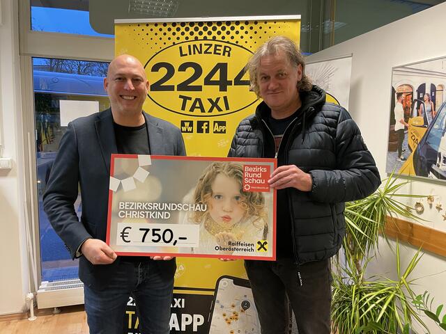BezirksRundSchau-Geschäftsstellenleiter Stefan Auer mit Taxi2244-Betriebsleiter Robert Neuhold (re.) bei der Spendenübergabe. | Foto: BRS/Gschwandtner