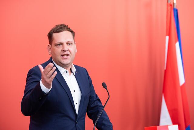 In Zeiten der Teuerung habe die Regierung den Job, Preise zu senken, statt Preise weiter zu erhöhen, betonte SPÖ-Klubobmann Philip Kucher. | Foto: SPÖ-Parlamentsklub/Mandl