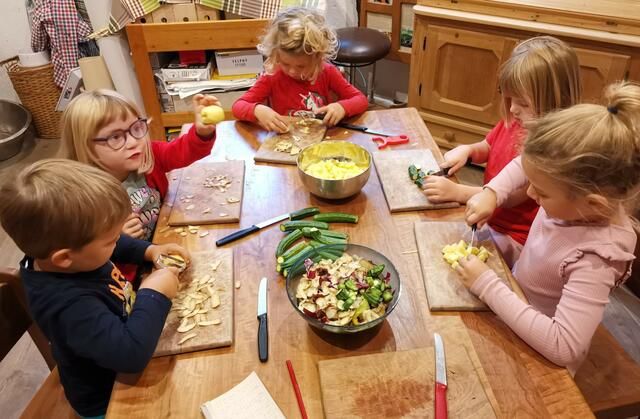 Das Kochen macht nicht nur großen Spaß, es fördert auch die kindliche Entwicklung auf vielen verschiedenen Ebenen. | Foto: Naturwerkstatt