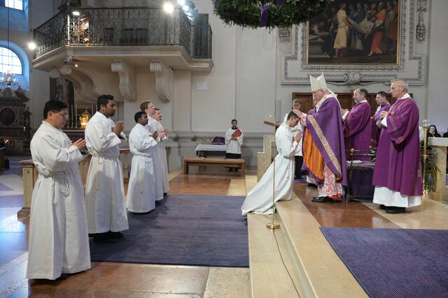 Der Diakon steht als Helfer grundsätzlich dem Bischof zur Seite. | Foto: Erzdiözese Salzburg 