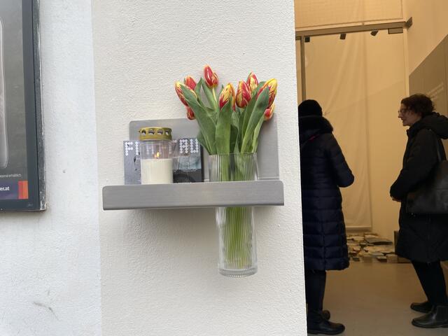 Passantinnen und Passanten brachten oft Blumen, um der Trafikantin Nadine zu gedenken. | Foto: Miriam Al Kafur