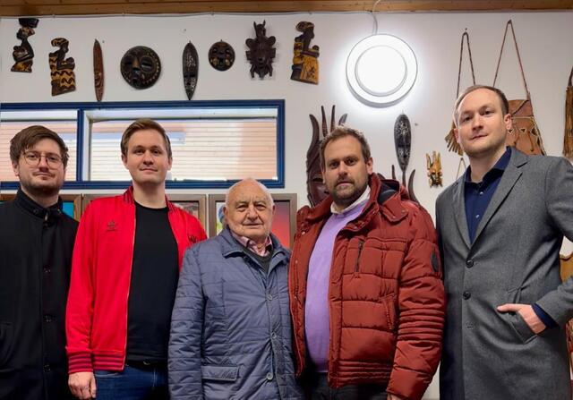 Franz Grandits (Mitte) übernahm die Spende für Afrika von Philipp Fritz, Markus Zsifkovits, Oliver Blaskovits und Johannes Zsifkovits (von links). | Foto: Soko Weinbrand